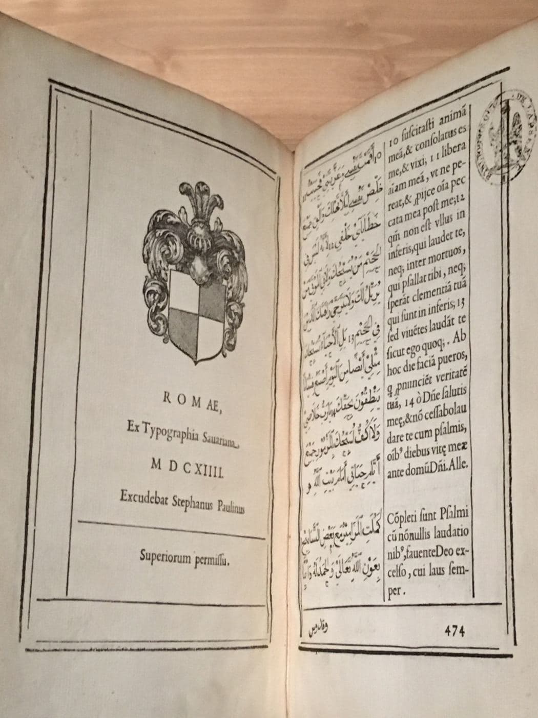 Rozkładówka dwujęzycznej książki z 1614 roku: po lewej strona po łacinie, po prawej po arabsku
